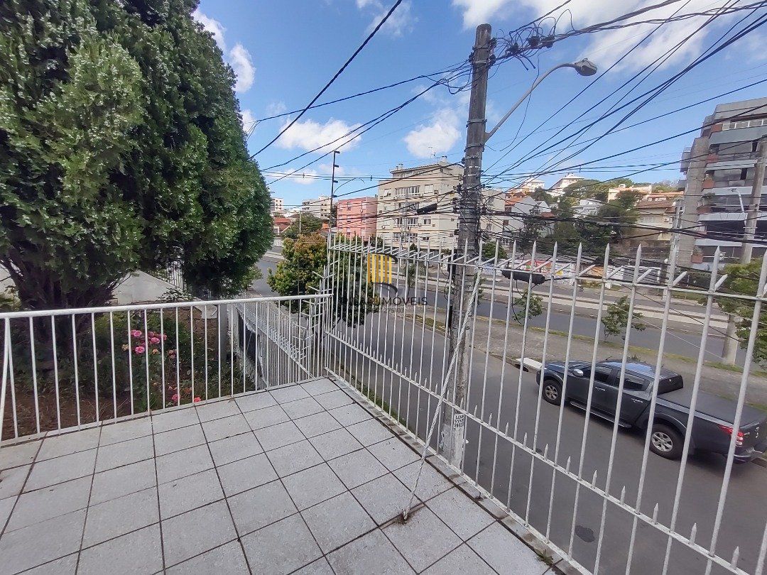 Casa à venda com 3 quartos, 1 vaga e pátio - Bairro Medianeira