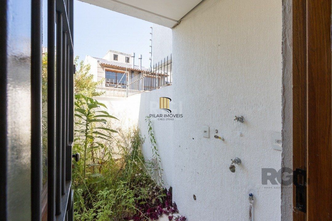 Casa 3 dormitórios no bairro Guarujá