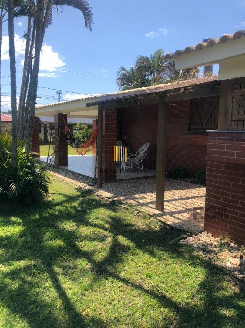 Espaçosa e acolhedora residência numas das esquinas em  charmosa rua de Atlântida, com imenso jardim, paisagismo, lareira,4 dormitórios, sendo  duas suítes.