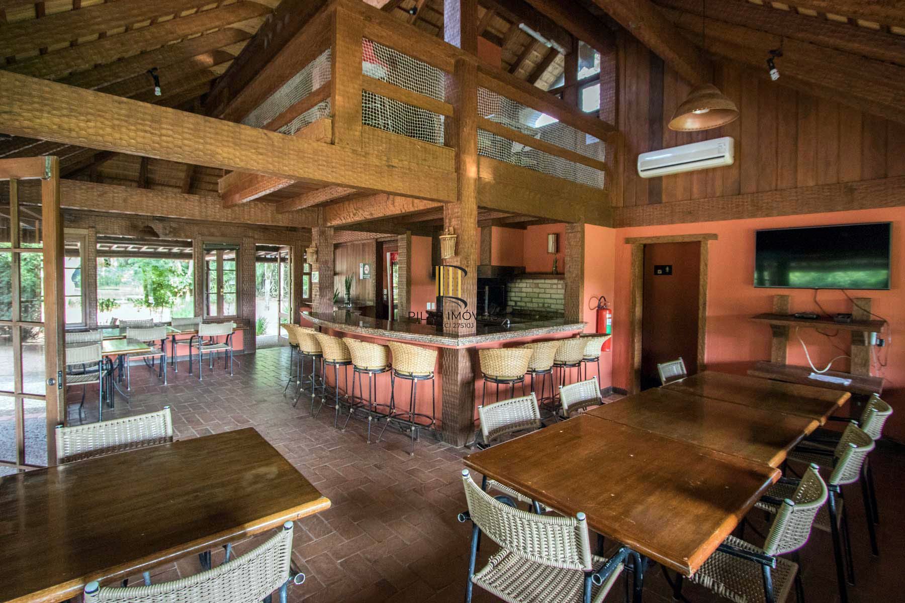 A casa conta com 434m2 de área construída, mas com um aproveitamento total dos 1.012m2 do lote