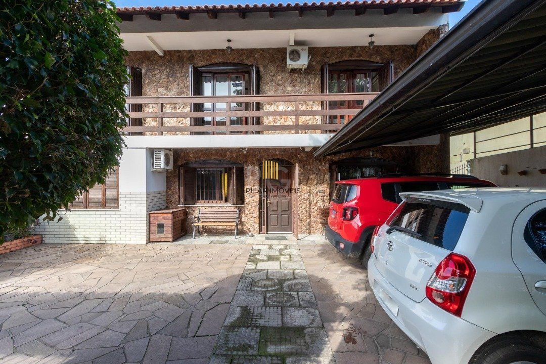 Casa para Venda - 300m², 5 dormitórios, 2 vagas - Cavalhada