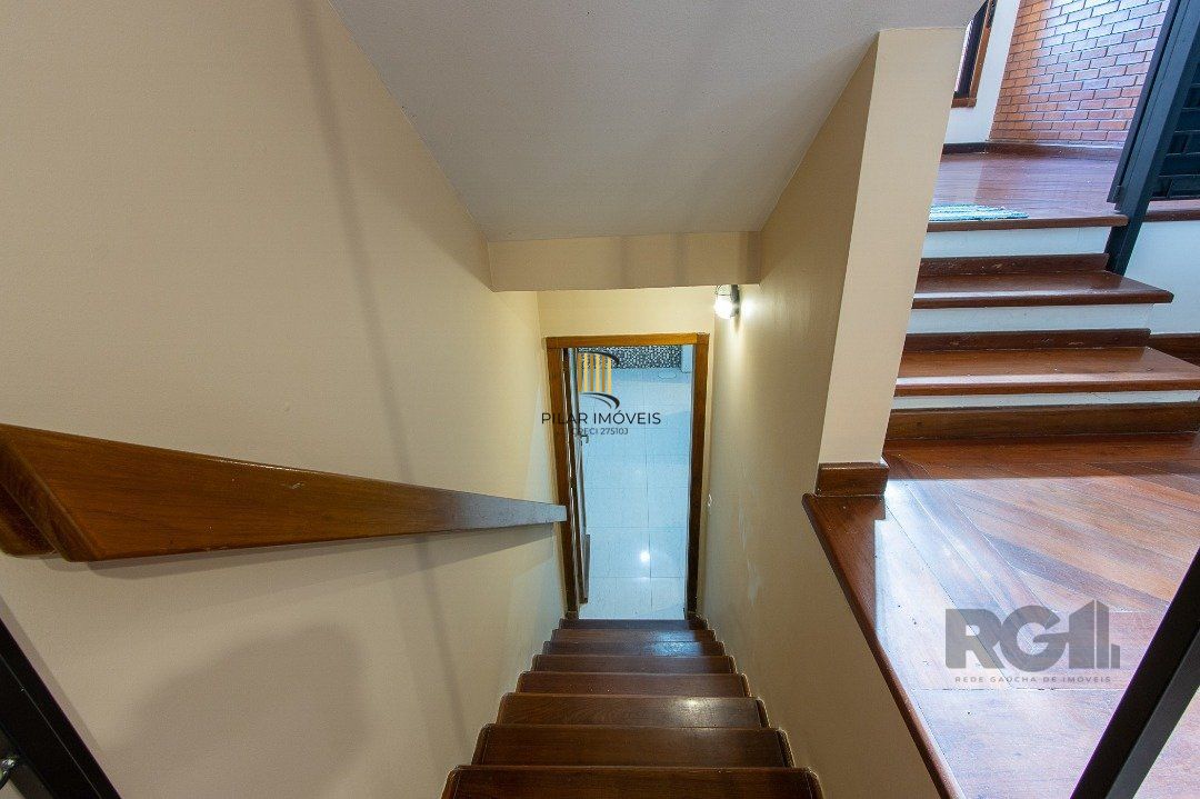 Excelente casa de 3 andares em condomínio fechado