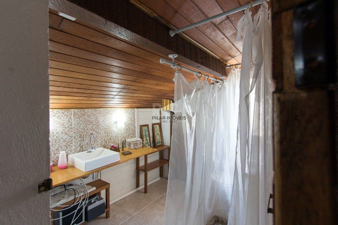 Casa para Venda - 250m², 3 dormitórios, sendo 2 suites, 3 vagas - Ponta Grossa