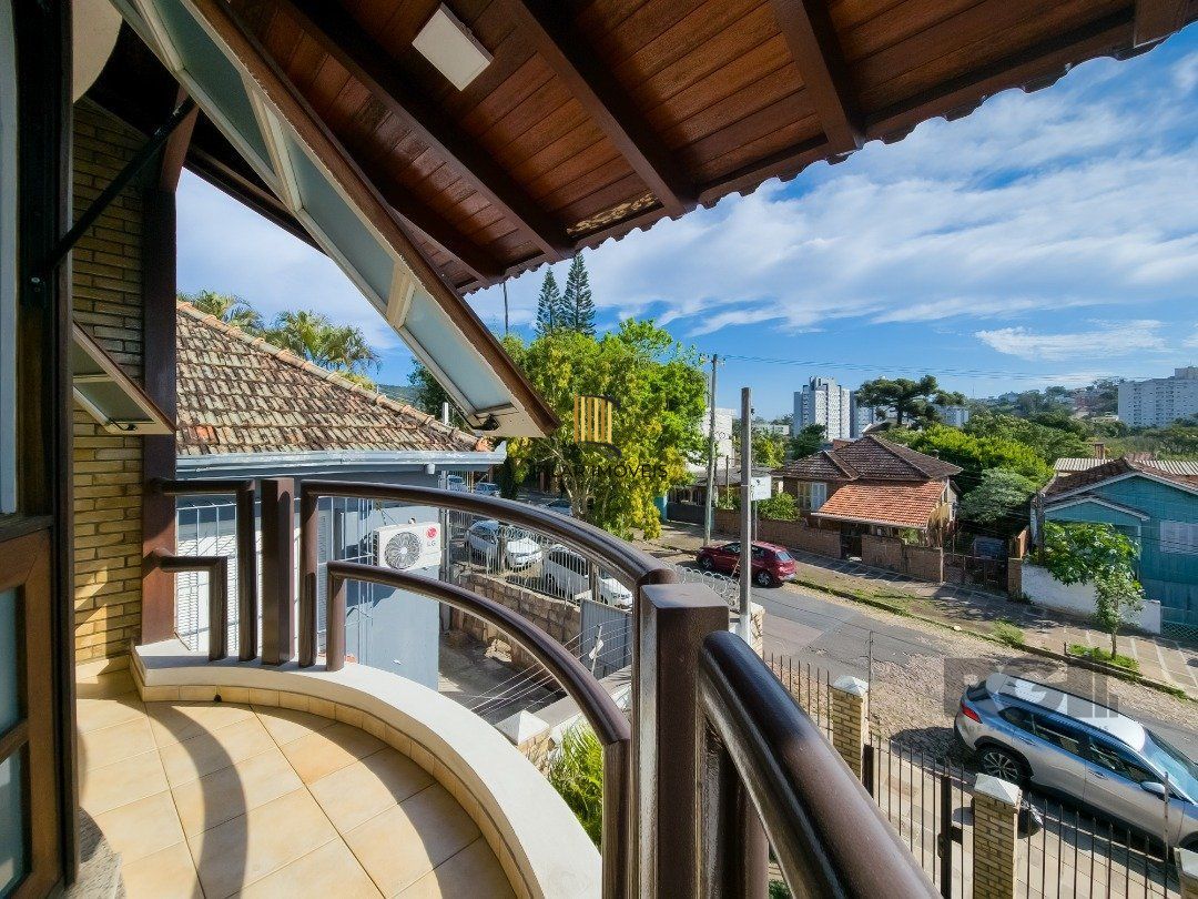 Casa 4 dormitórios no bairro Glória