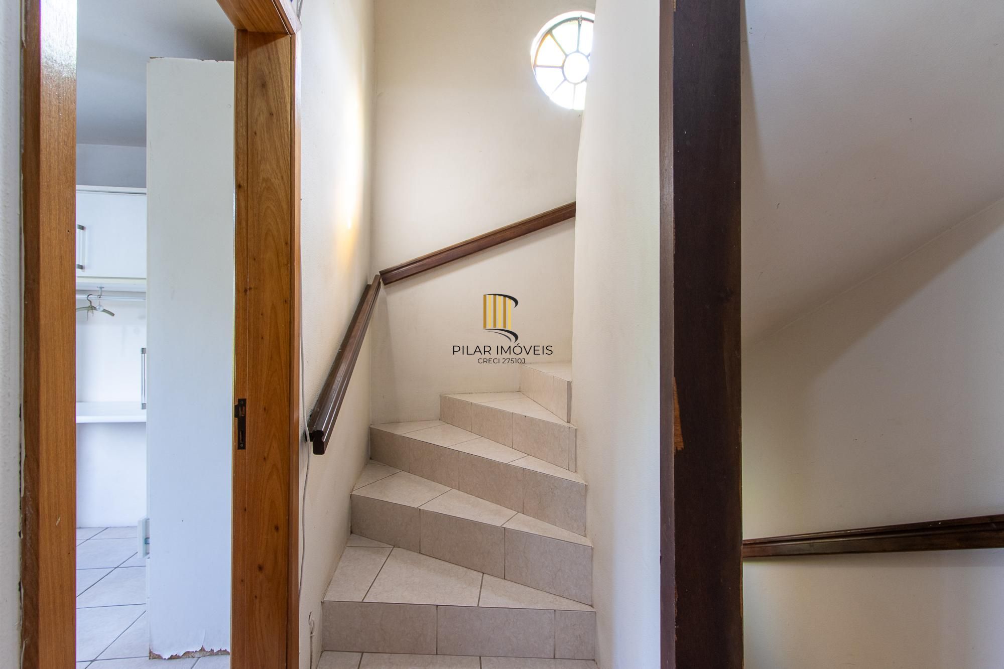 Casa de condomínio, 3 dormitórios, 1 suíte, 1 vaga coberta, no bairro Cristal.