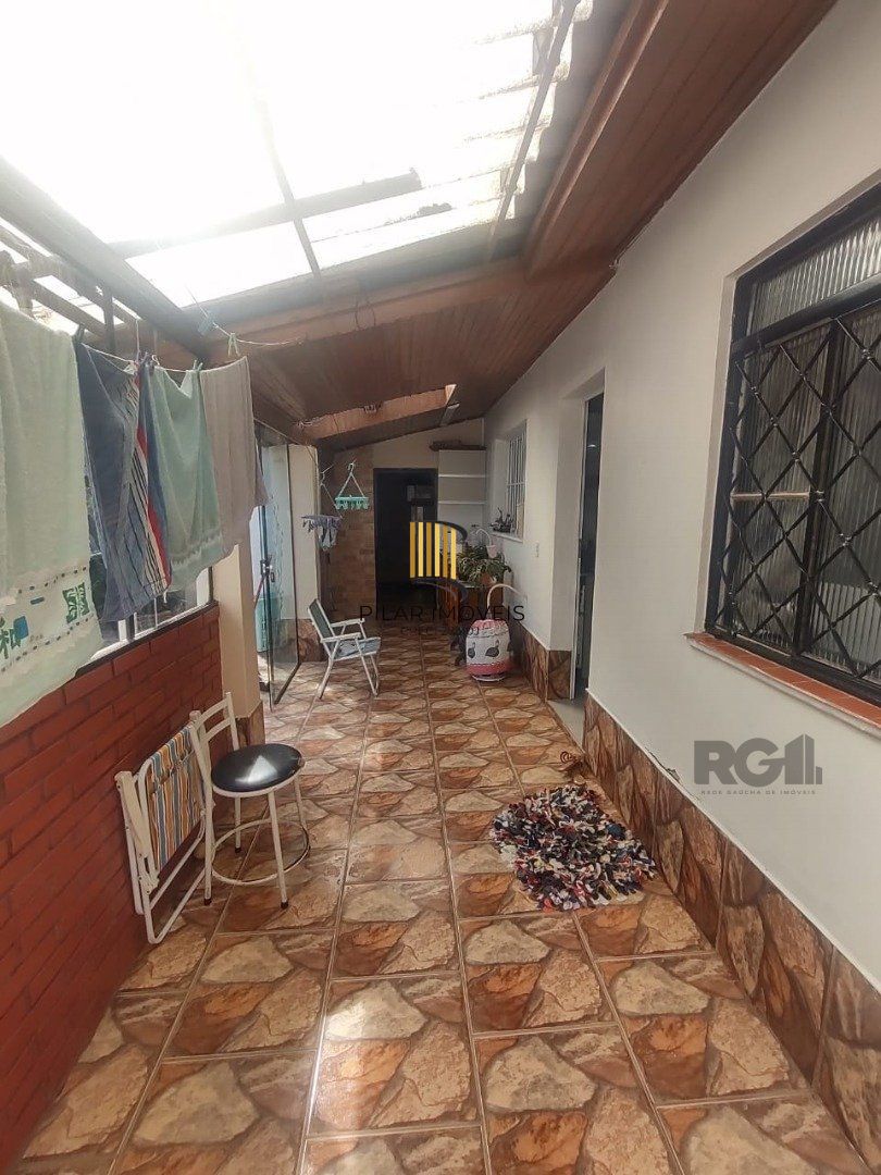 Casa de 3 dormitórios, 1 suíte e 2 vagas de garagem em Viamão.