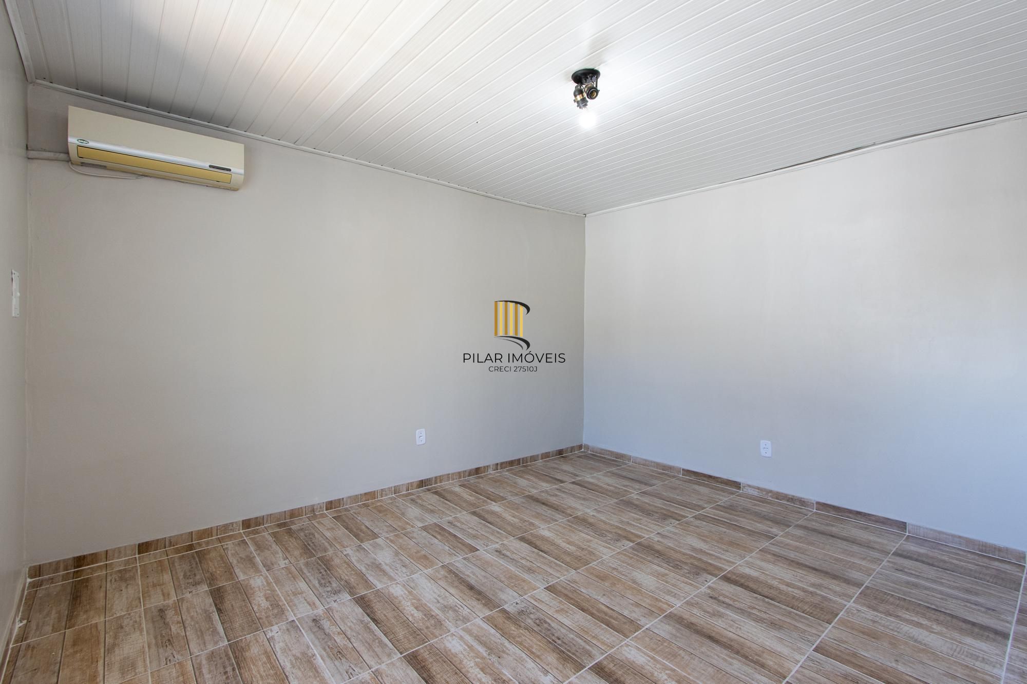 Casa de alvenaria, com 3 quartos, 1 suíte e 3 vagas de garagem.