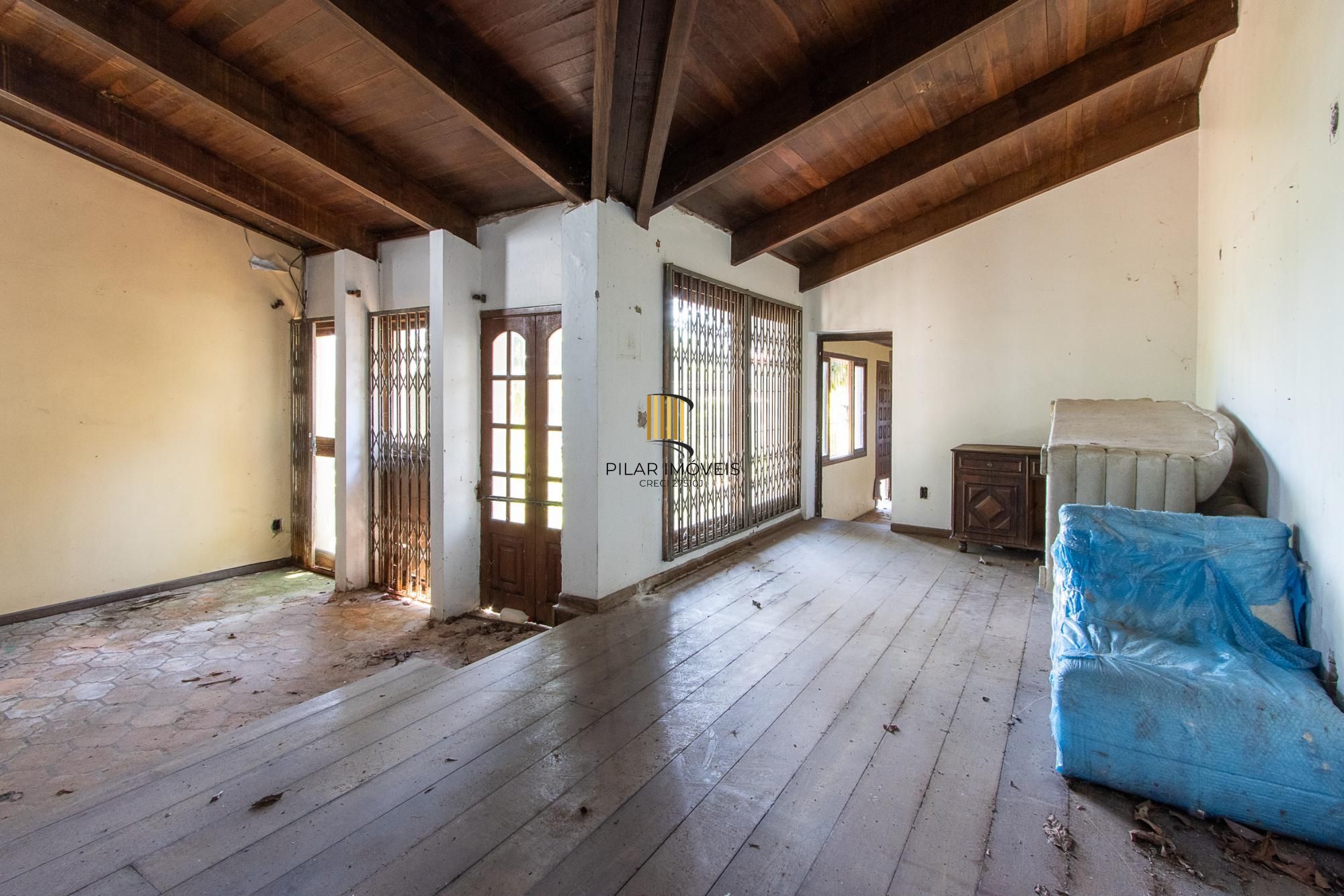 Casa para Venda - 320m², 3 dormitórios, sendo 1 suites, 4 vagas - Cristal