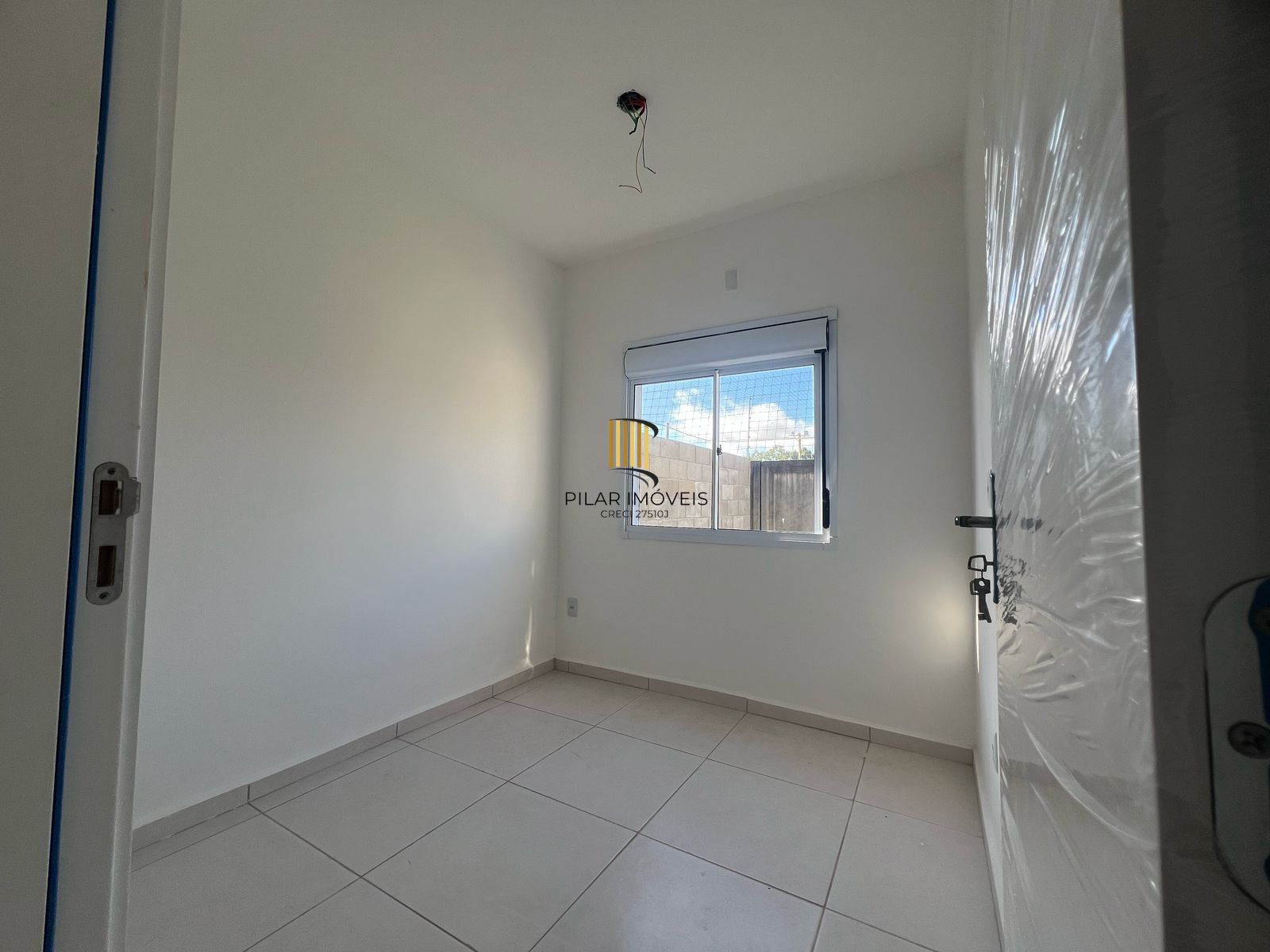 Casa com 2 dormitórios, banheiro social e pátio