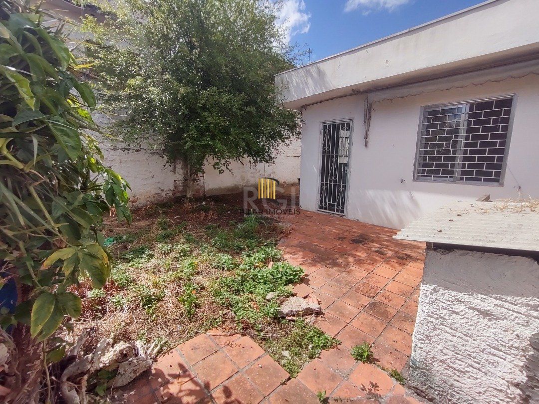 Casa à venda com 3 quartos, 1 vaga e pátio - Bairro Medianeira