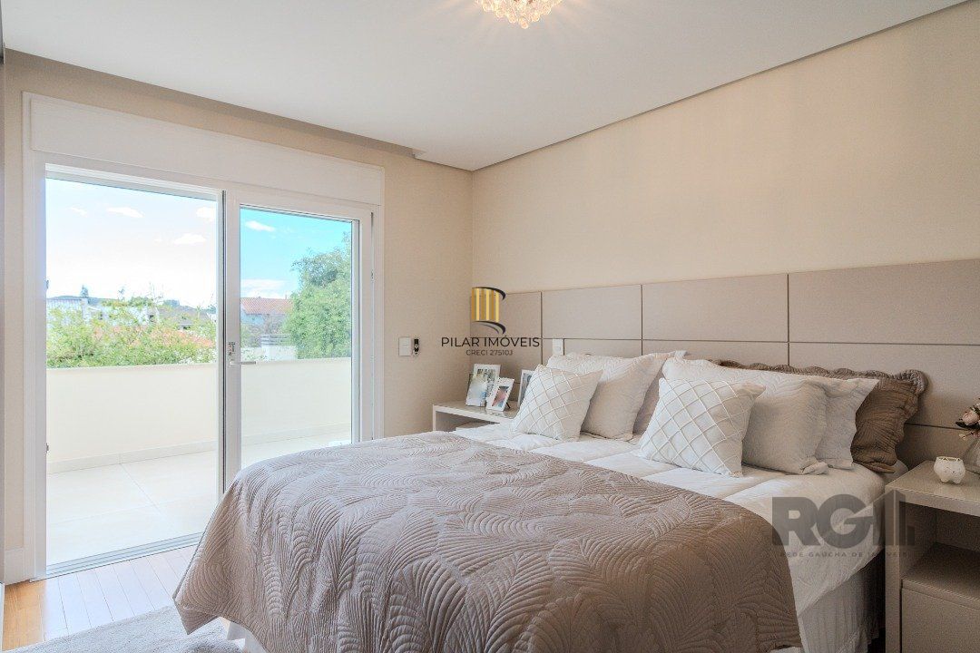 Casa semimobiliada e possui 3 suítes (sendo 1 delas master com closet e hidro)