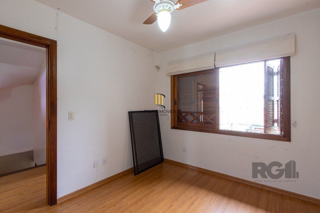 Casa de alvenaria, 3 dormitórios, 1 suíte e pátio com piscina, bairro Espírito Santo.