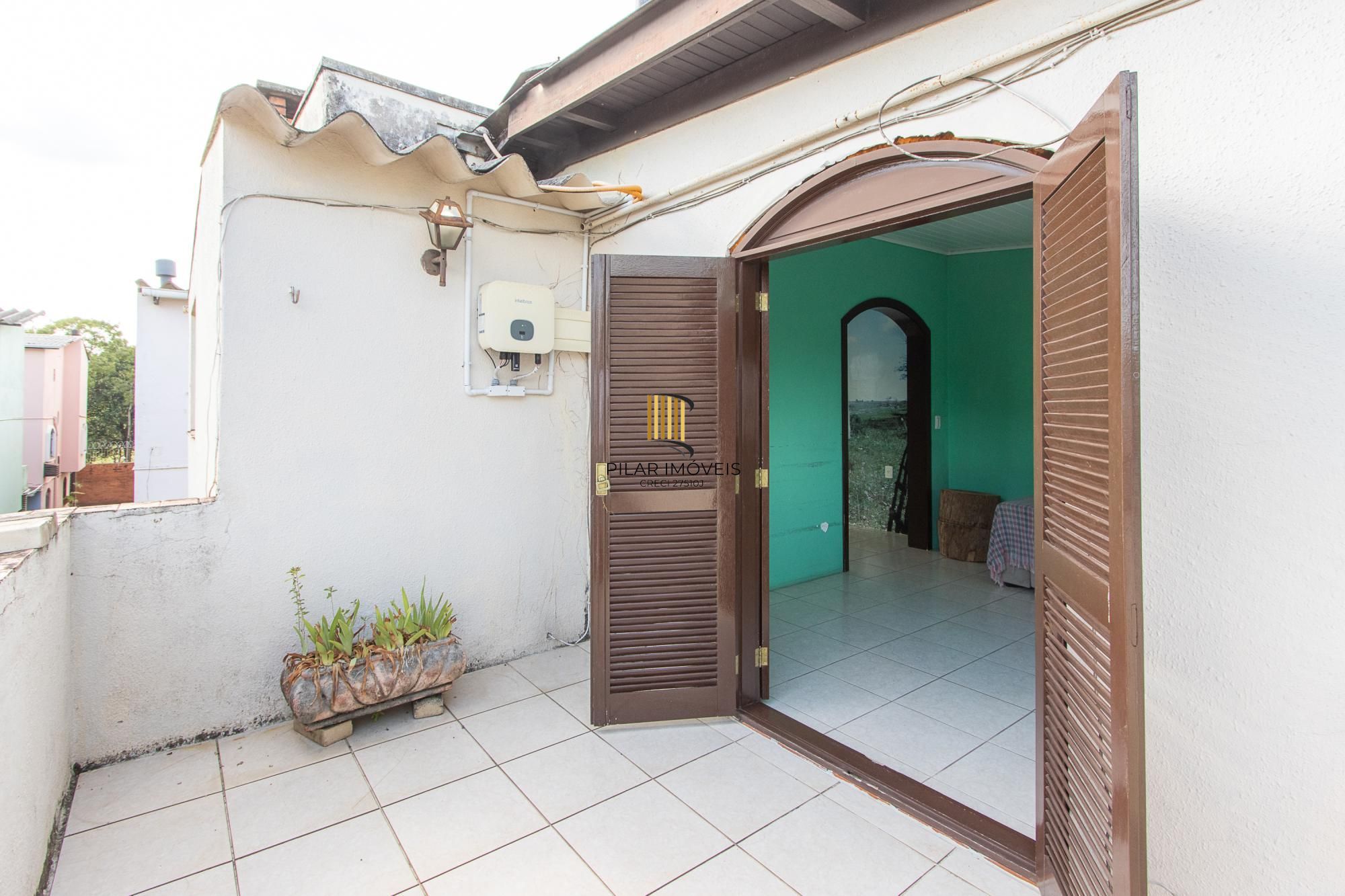 Casa de condomínio, 3 dormitórios, 1 suíte, 1 vaga coberta, no bairro Cristal.