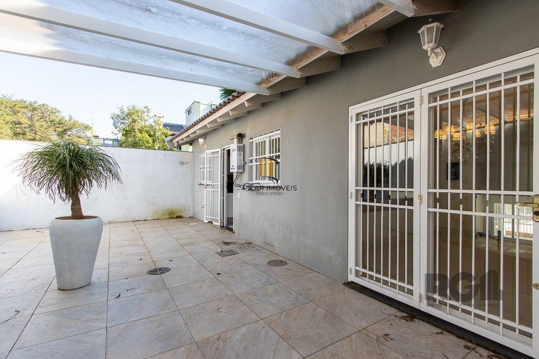 Casa 4 dormitórios no bairro Nonoai