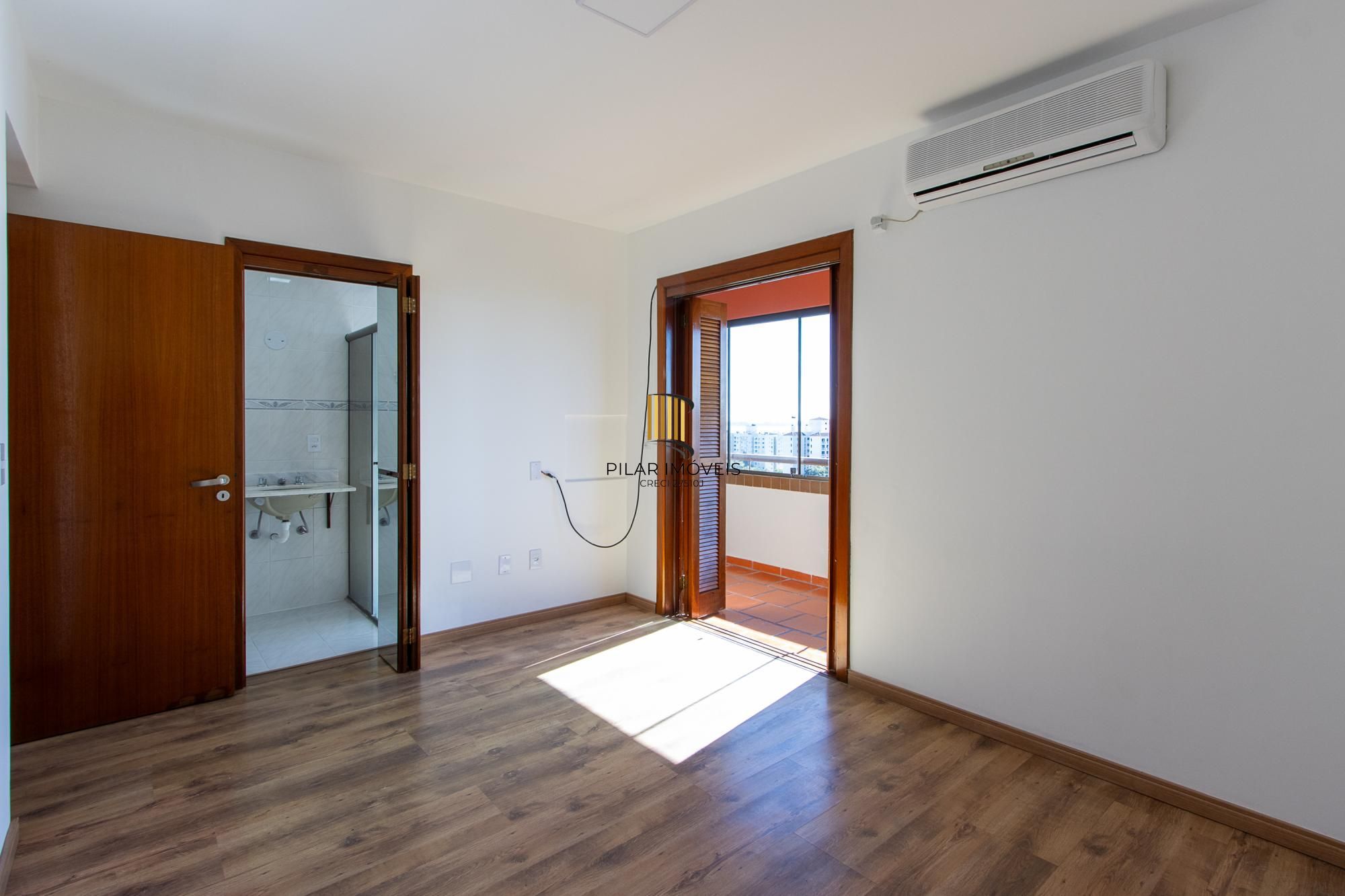 Apartamento de 2 dormitórios, 1 suíte e 2 vagas de garagem no bairro Tristeza.