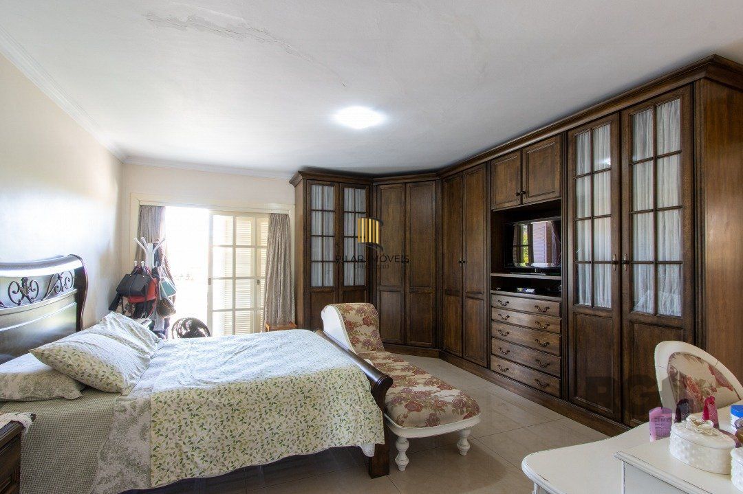 Casa com 452m² de área construída, 02 suítes, banheira de hidro, closet, 02 banheiros sociais, 03 living com 02 ambientes, 02 lareiras