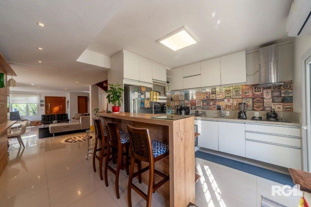 Casa, totalmente mobiliada, 3 dormitórios, 1 uma suíte com closet e sacada