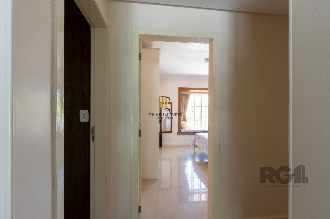 Casa com 452m² de área construída, 02 suítes, banheira de hidro, closet, 02 banheiros sociais, 03 living com 02 ambientes, 02 lareiras