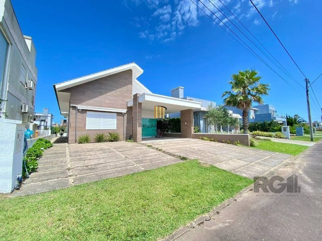 Casa a venda em Condomínio fechado na Beira mar de Atlântida Sul com 3 quartos e 164m²