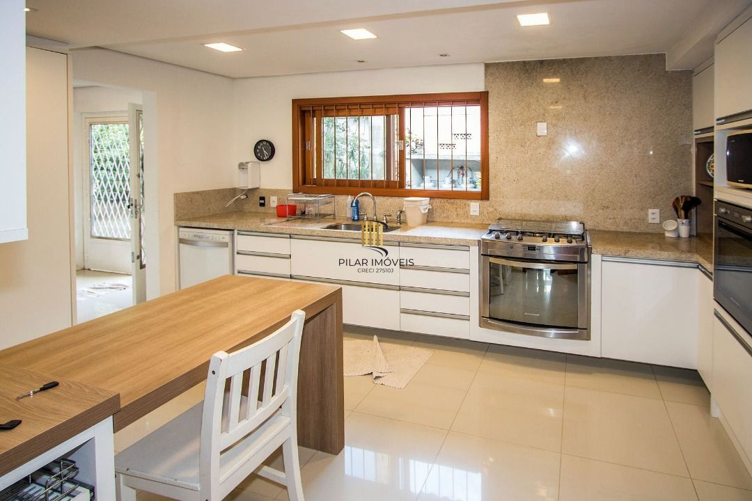 Casa para Venda - 420m², 4 dormitórios, sendo 3 suites, 5 vagas - Tristeza