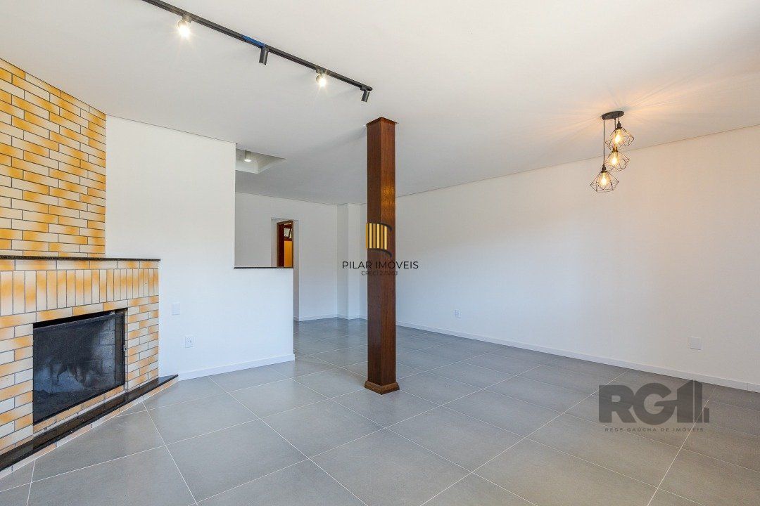 Casa 103m² - 3 dormitórios, 1 suíte, piscina, 2 vagas no bairro Hípica