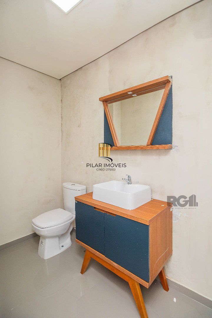 Sobrado, 185 metros quadrados privativo, com 3 quartos, 1 suíte, Living e cozinha integrados, lareira, churrasqueira, lavabo e 2 vagas de garagem.                       e 2 vagas de garagem