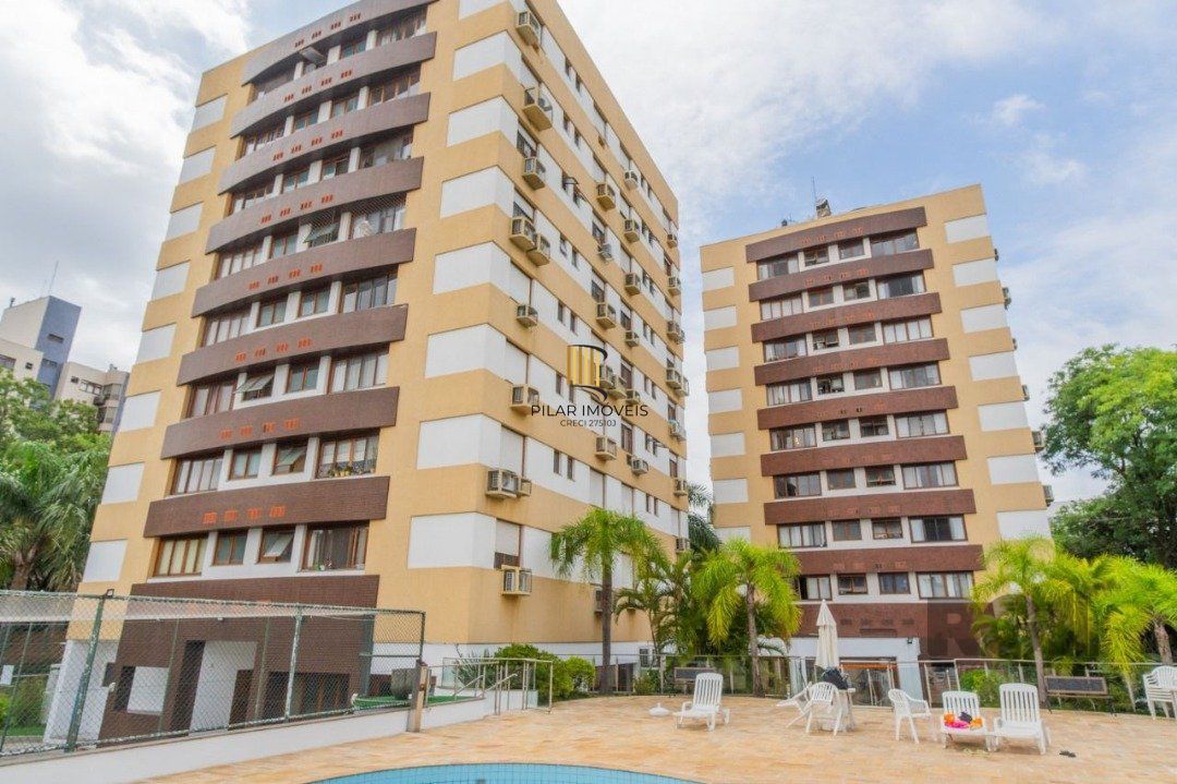 Ótimo apartamento, reformado , dois dormitórios e uma suíte, vaga escriturada.