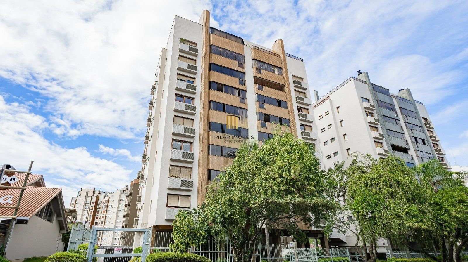 Apartamento com três quartos e três vagas, no bairro Bela Vista