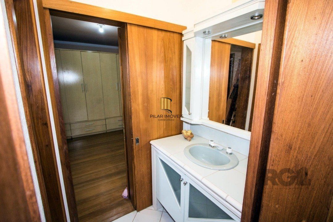Sobrado com 6 suites, lareira, lavabo, pátio - Bairro Belém Velho