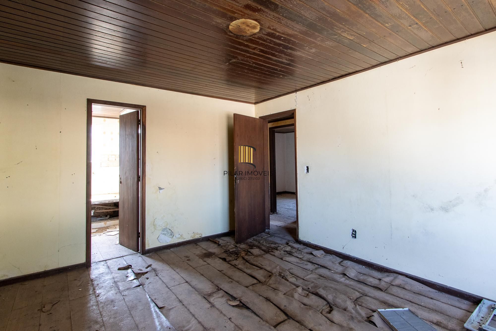 Casa para Venda - 320m², 3 dormitórios, sendo 1 suites, 4 vagas - Cristal