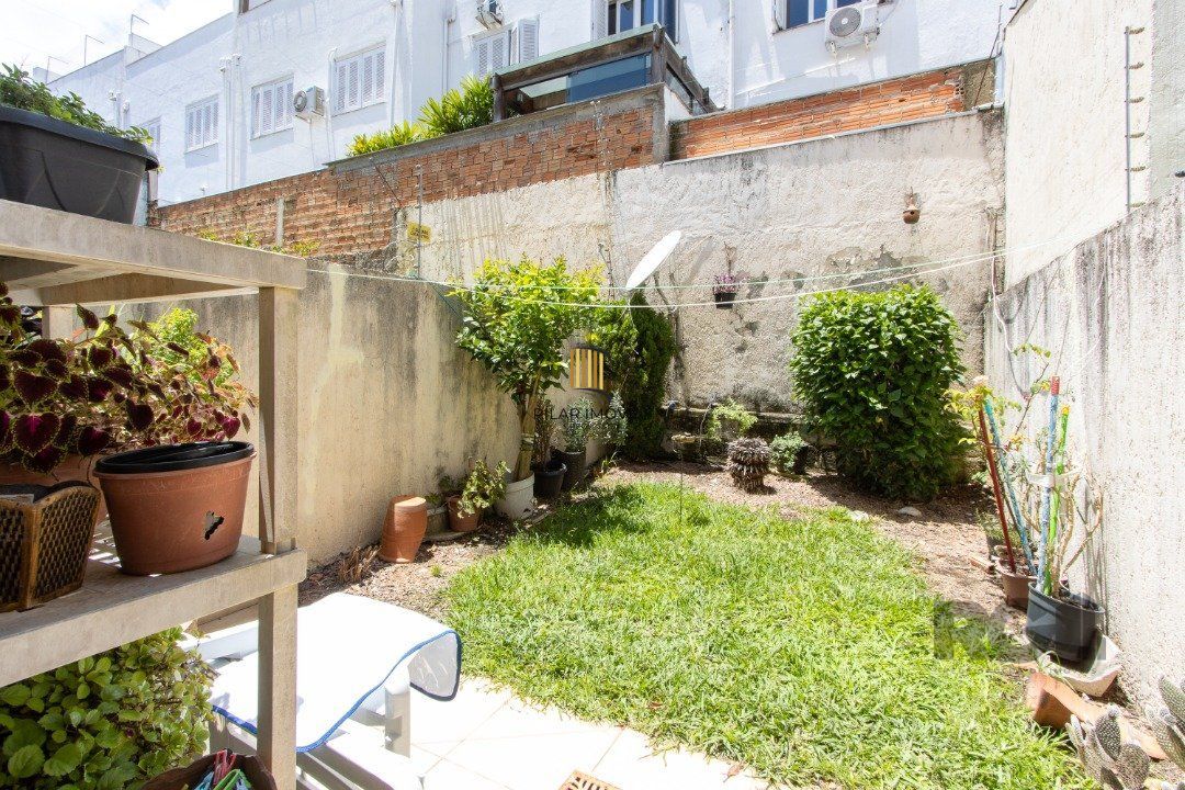 Sobrado com 2 dormitórios, com churrasqueira, lareira, pátio, na Zona Sul.