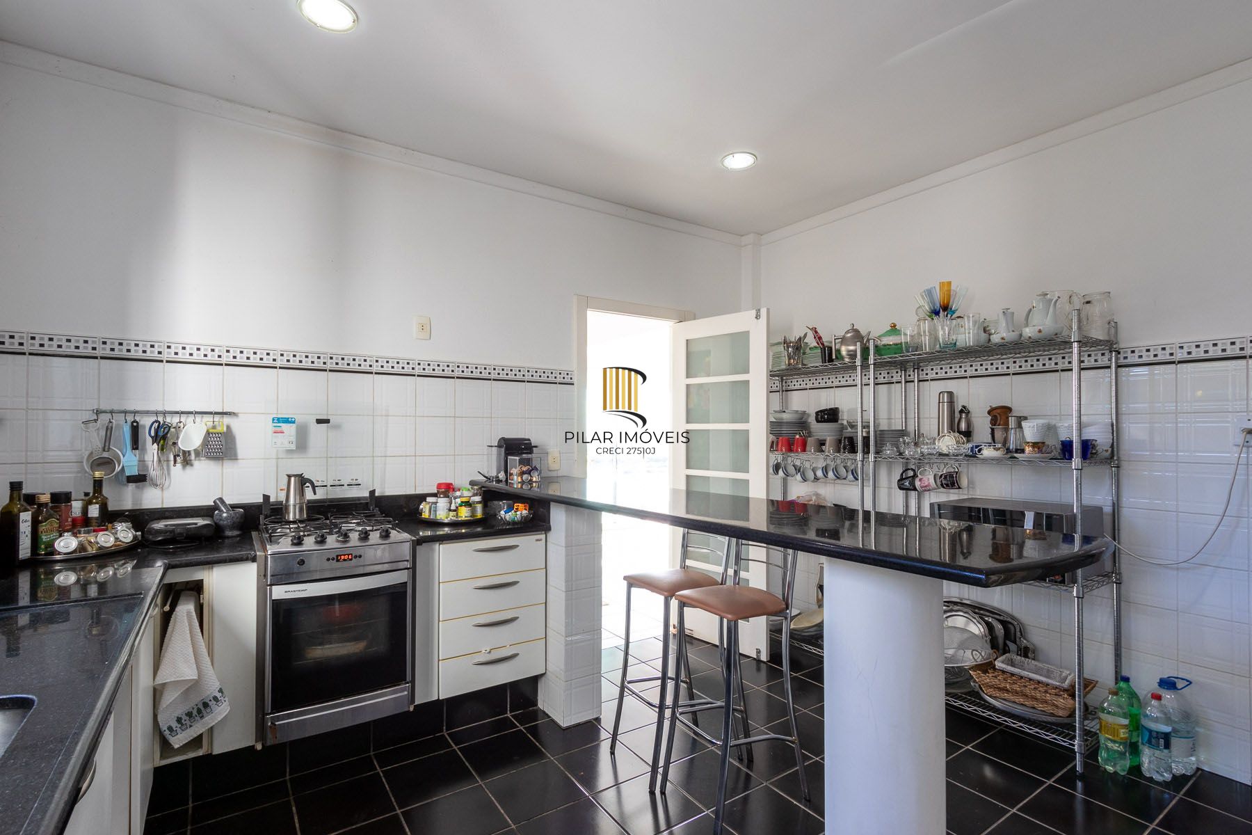 Casa para Venda - 470m², 3 dormitórios, sendo 1 suites, 6 vagas - Nonoai