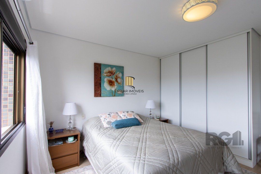 Apartamento possui 3 dormitórios, sendo 1 suíte, semi-mobiliado, com 107,27m² de área privativa, living para 2 ambientes, espaço gourmet com churrasqueira, cozinha com área de serviço; 2 vagas simples de garagem