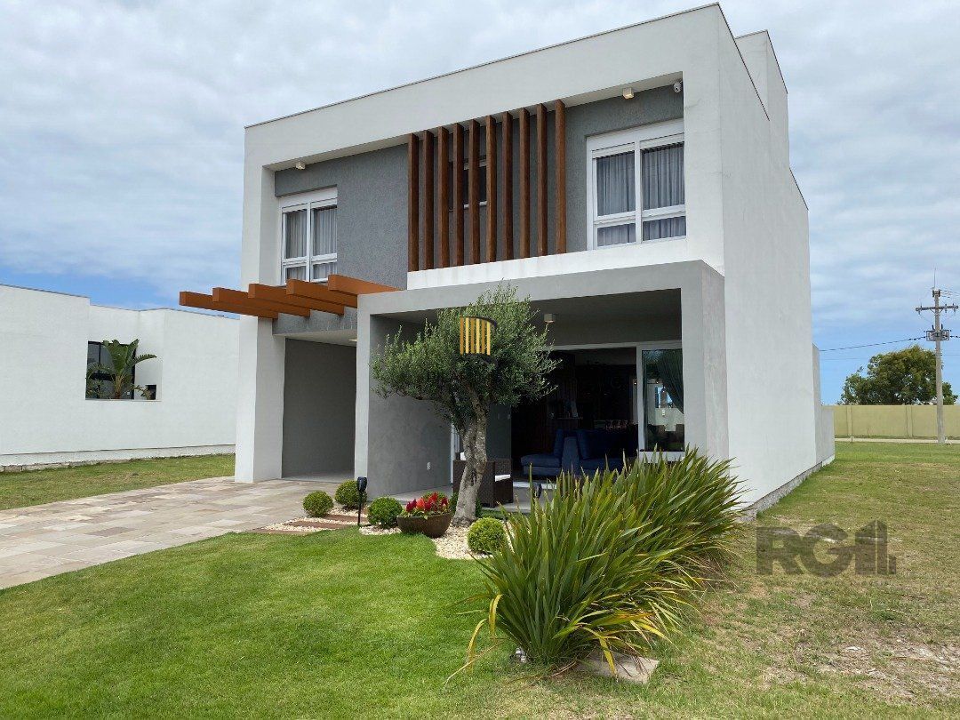 Casa de Condomínio 4 dormitórios no bairro Atlântida Sul