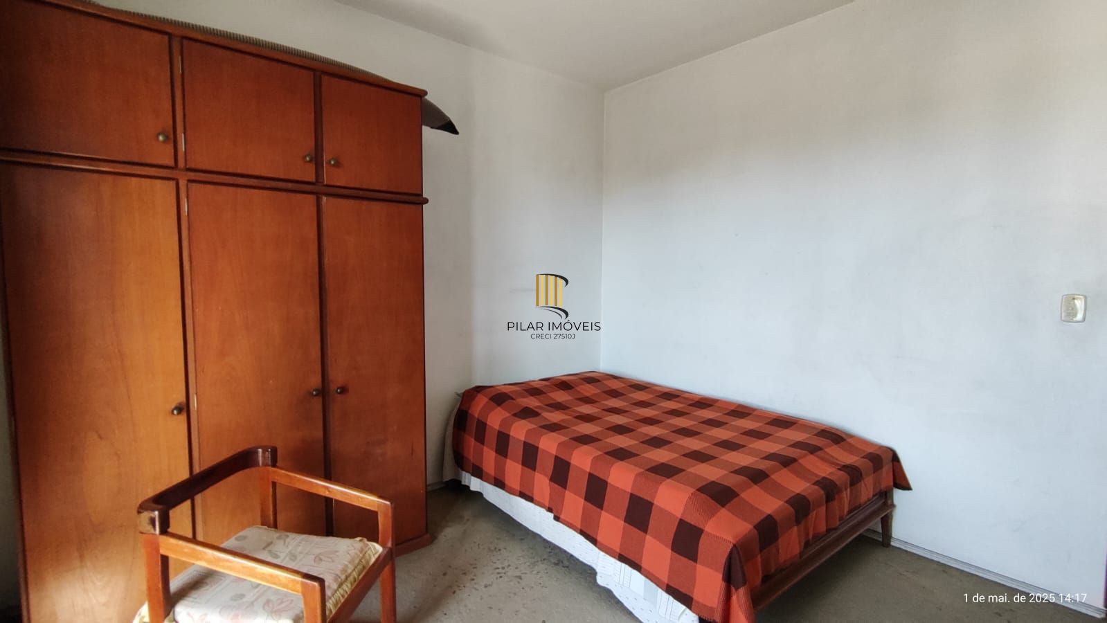 Apartamento de 4 dormitórios, 2 suítes, living amplo e arejado com sacada.