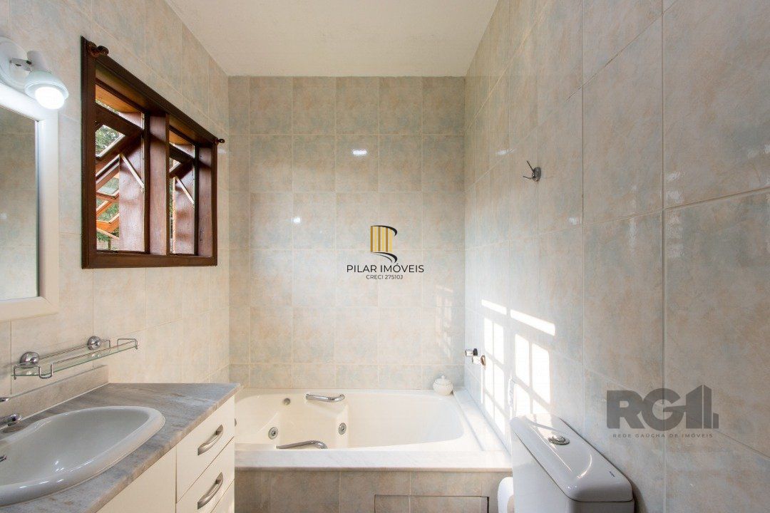 Casa para Venda - 220m², 3 dormitórios, sendo 2 suites, 5 vagas - Espirito Santo