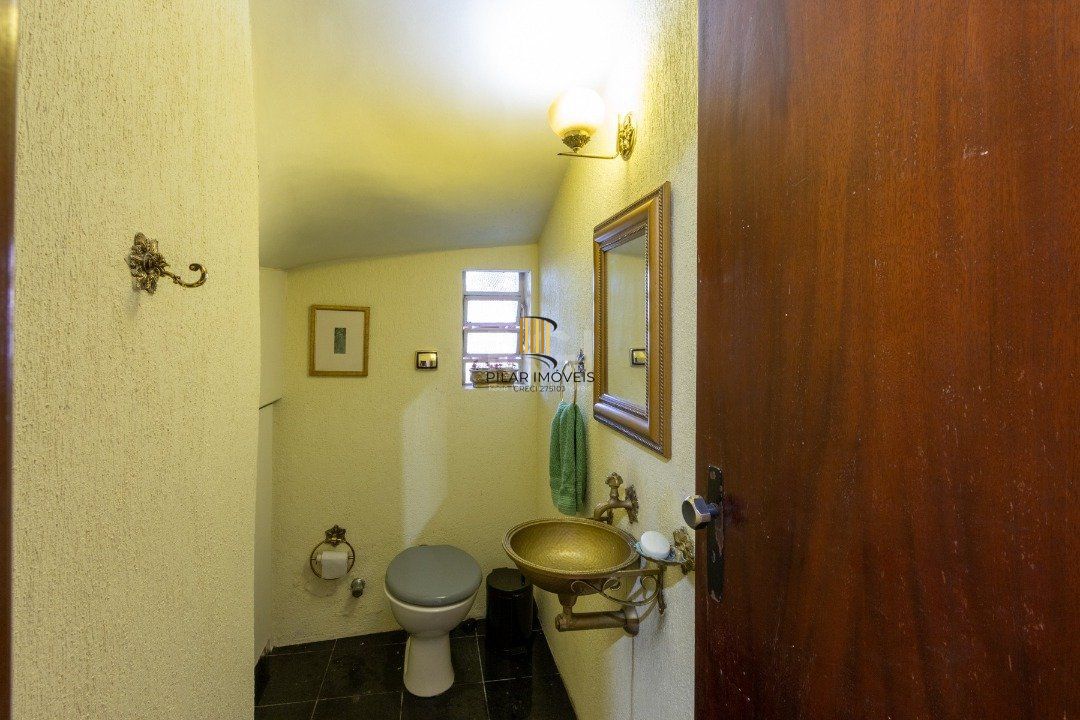 Sobrado com 345m² privativos, 3 suites, 2 vagas, churrasqueira. pátio com piscina - Bairro Cristal