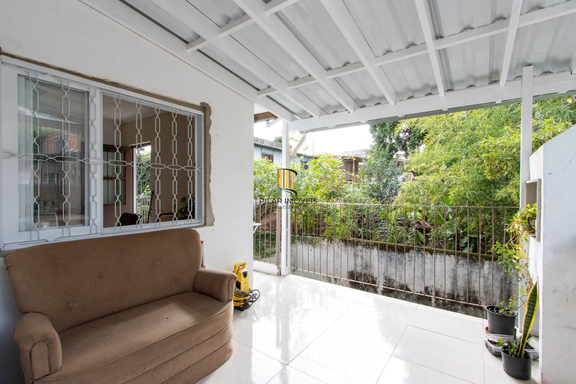 Casa ampla de 2 pavimentos com 4 dormitórios, 1 suite e 4 vagas no bairro Santa Tereza!