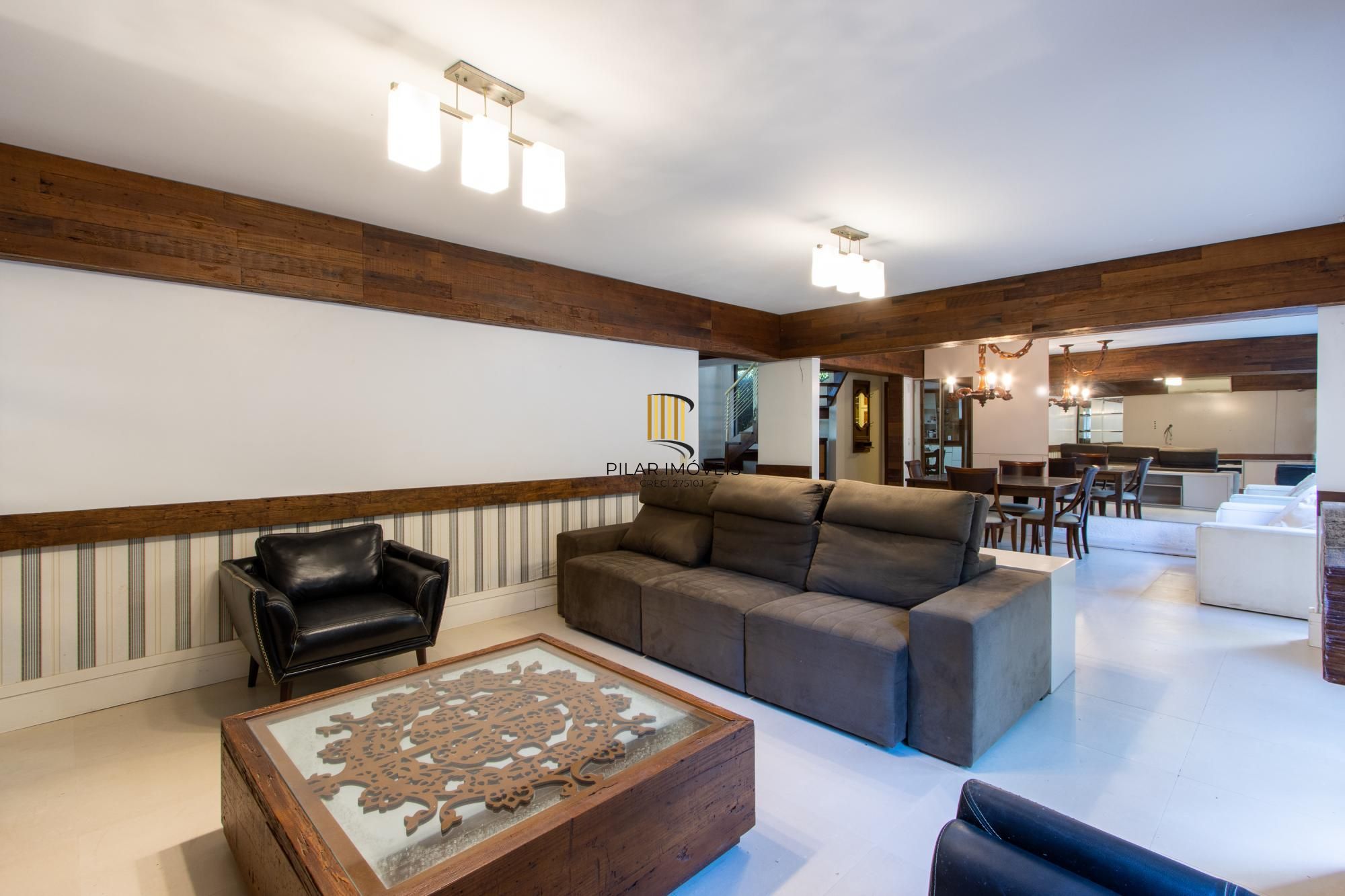 Excelente Casa em Condominio Fechado com 440,60m Dormitórios, sendo 2 Suítess