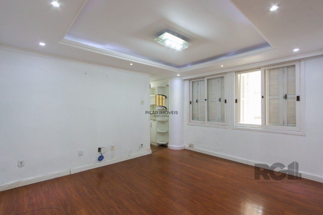 Apartamento semi-mobiliado, possui 3 dormitórios, sendo 1 suíte