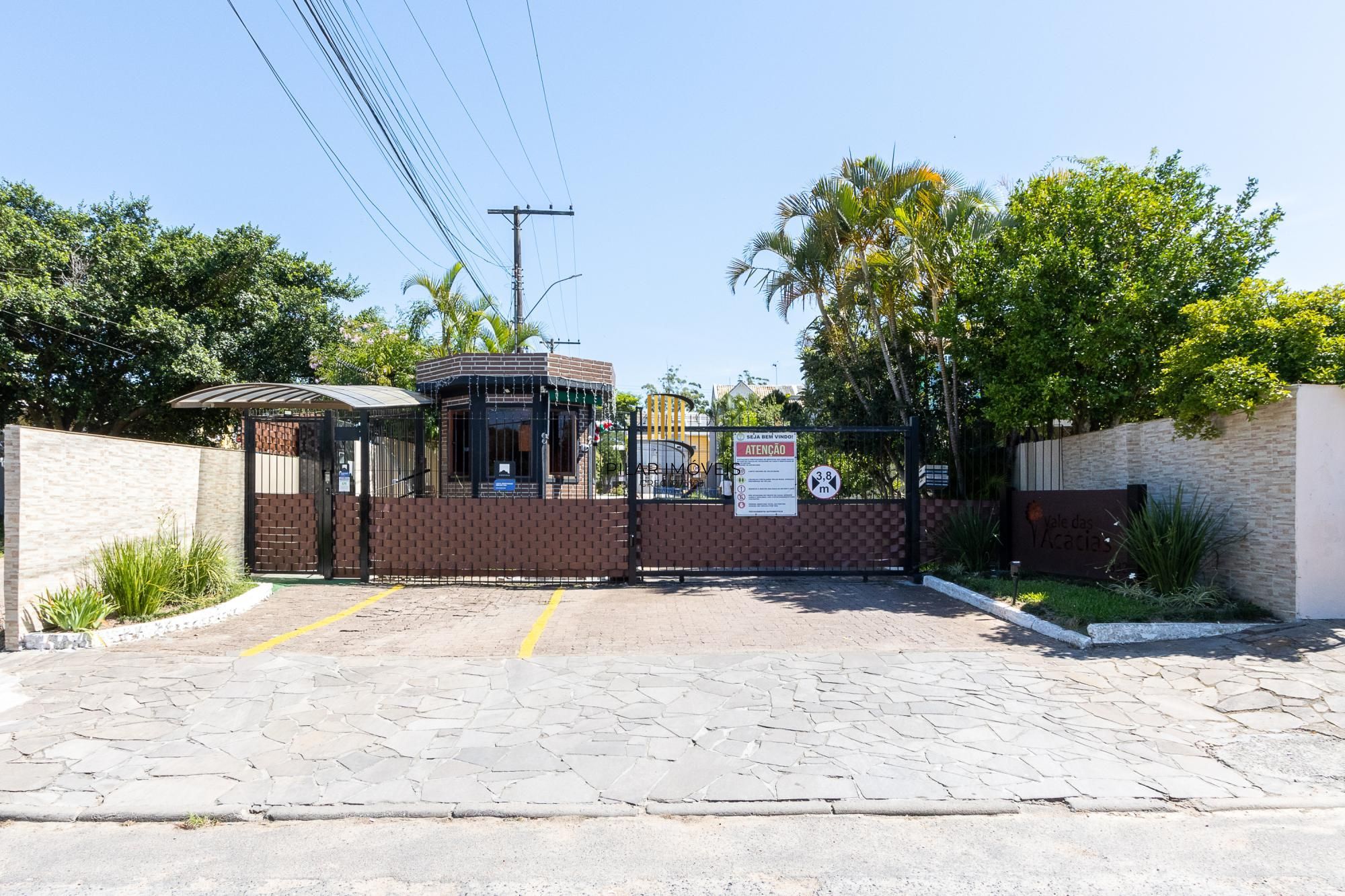 Casa de condomínio, de 3 dormitórios, 1 suíte e 2 vagas de garagem.