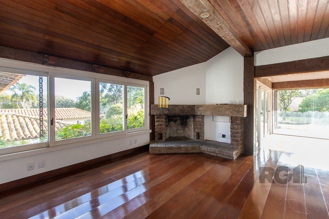 Casa Condomínio a Venda - 880m², 5 dormitórios, sendo 2 suítes, a master com lareira, 4 vagas - Cavalhada