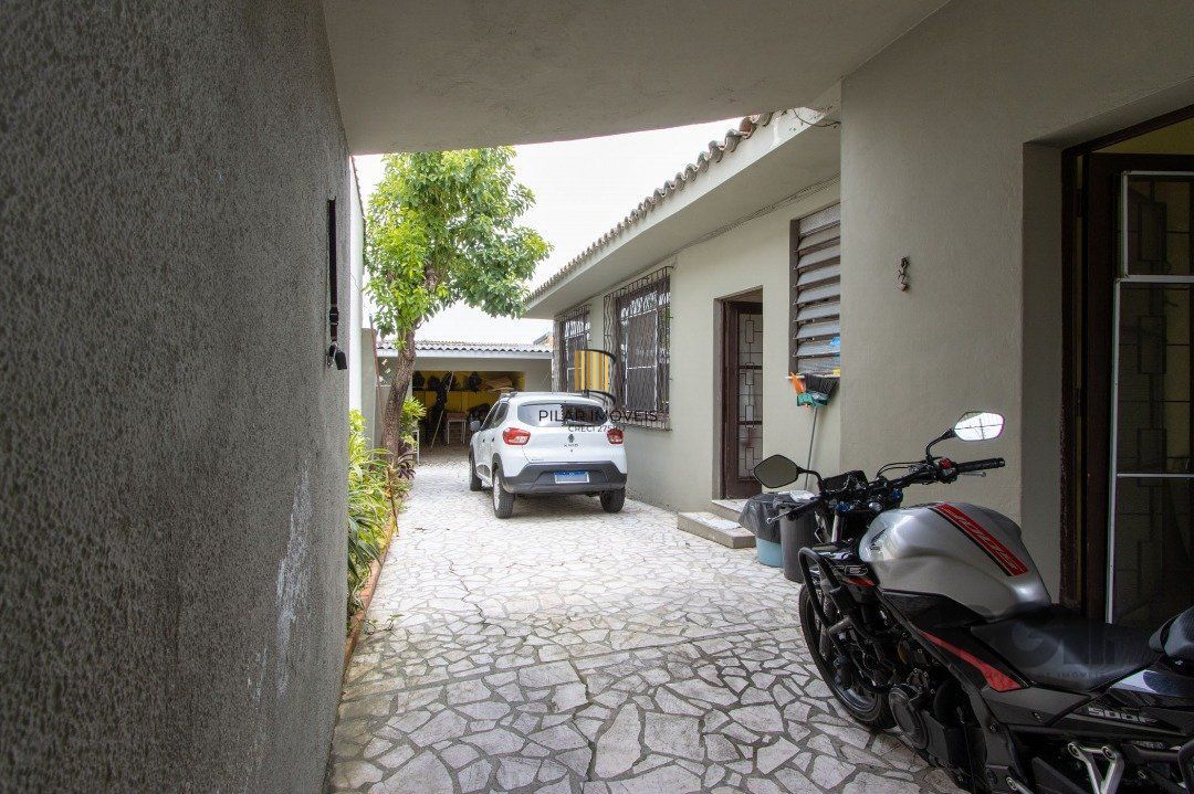 Casa térrea, 3 quartos, 2 banheiros, com pátio no Bairro Cavalhada