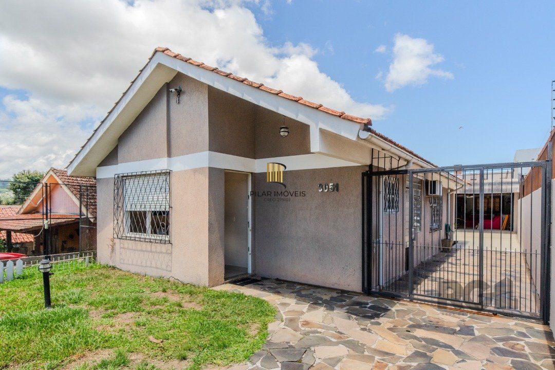 Casa 3 dormitórios I Suíte Master I vaga p/5 carros I Bairro Cavalhada