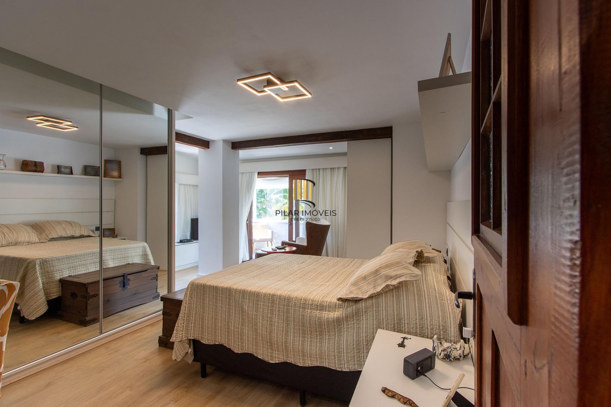 Casa 4 suites no Terra Ville, com home office, estar íntimo, 4 vagas e piscina.