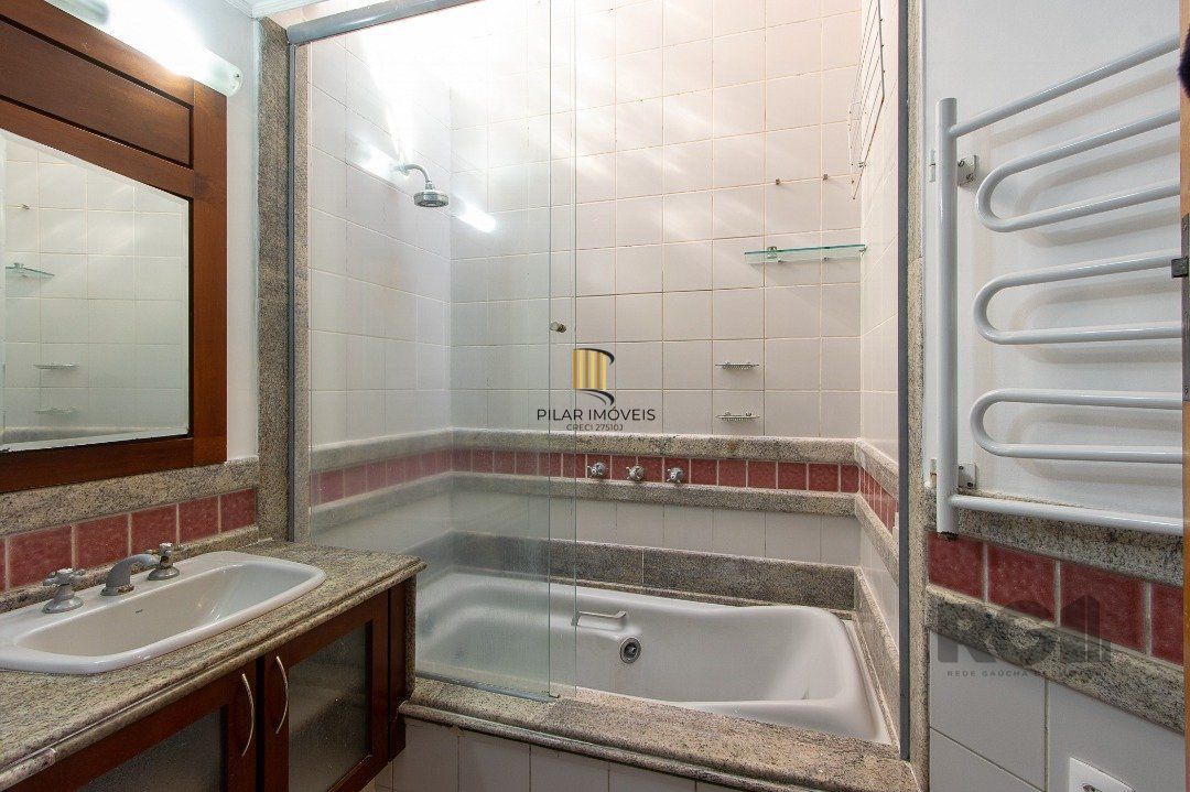 Excelente casa de 3 andares em condomínio fechado