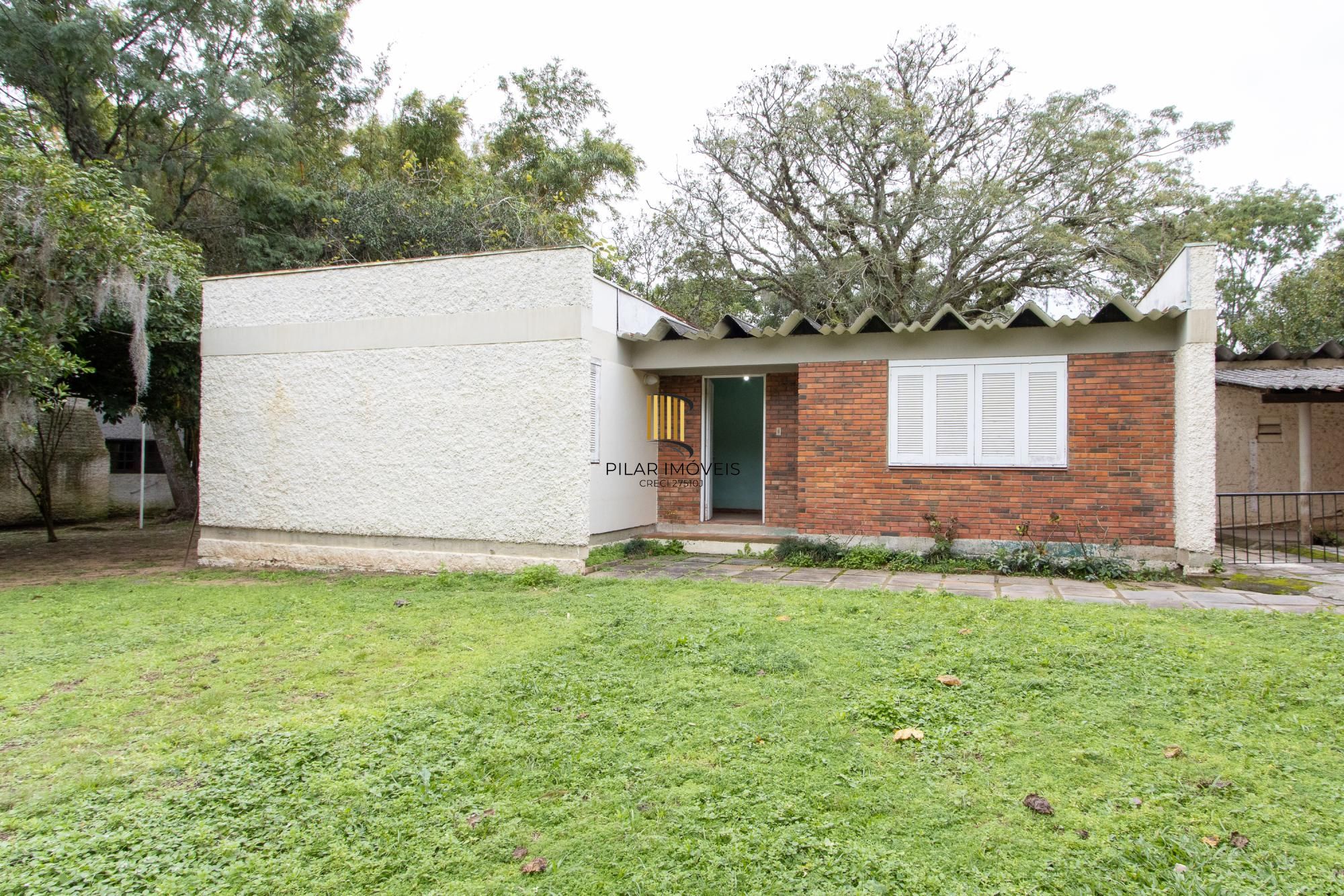 Terreno com edificações para múltiplos negócios lucrativos.