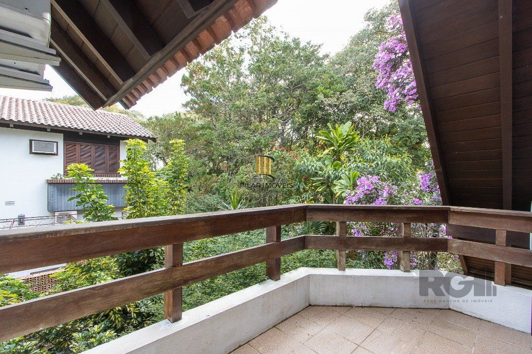 Casa de Condomínio 6 dormitórios no bairro Cavalhada