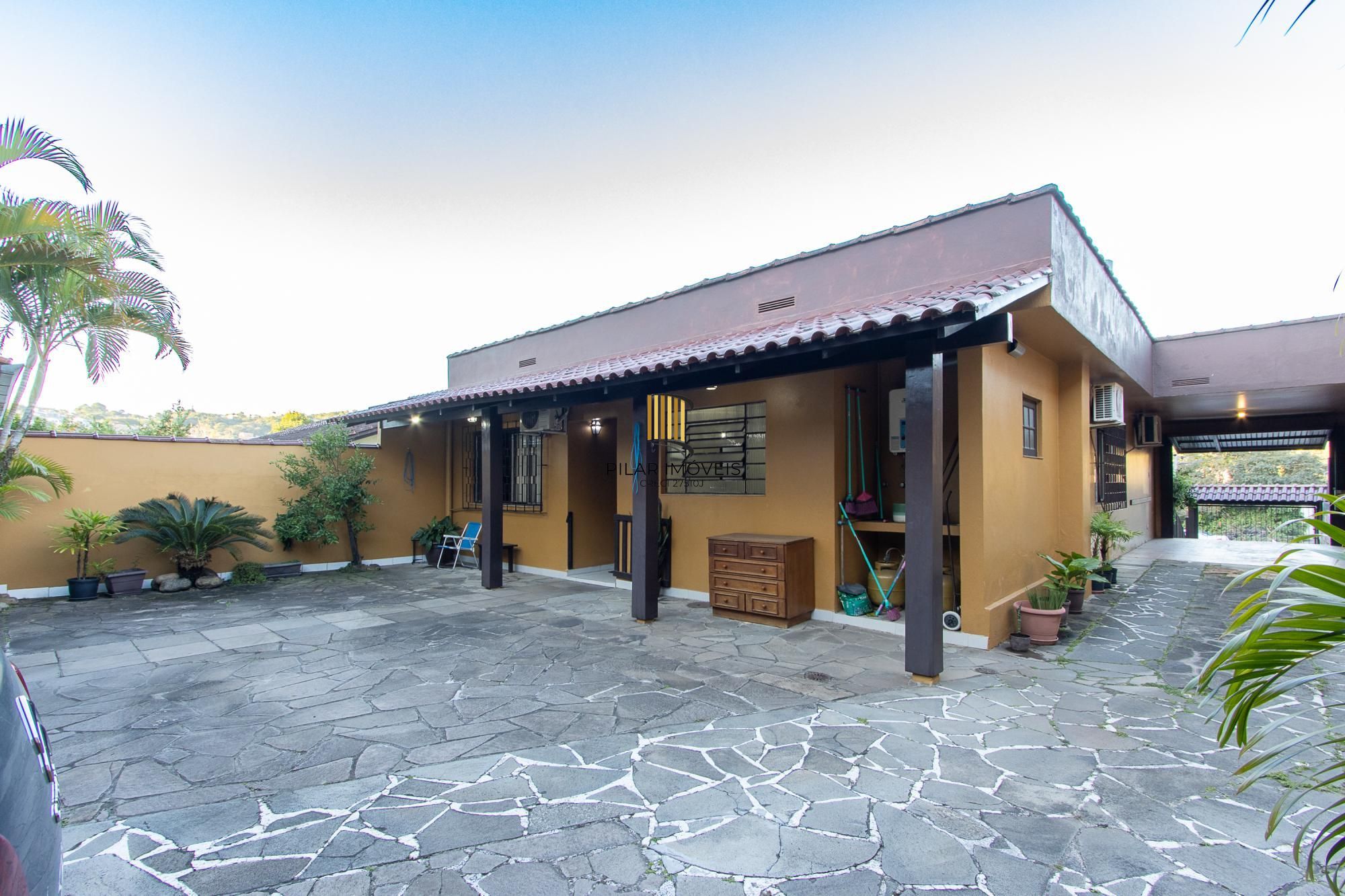 Casa 4 dormitórios no bairro Vila Nova