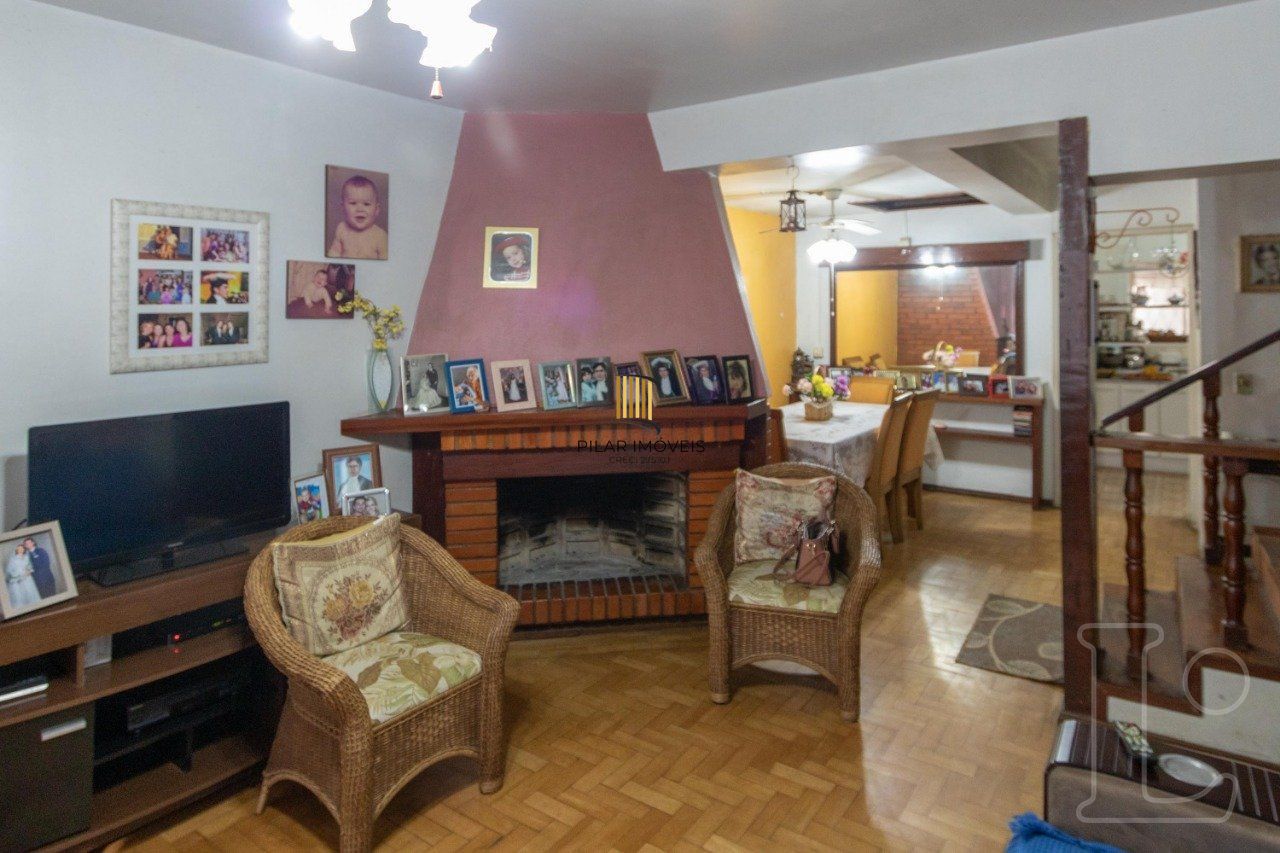 Sobrado para Venda - 241m², 4 dormitórios, sendo 1 suites, 1 vaga - Camaquã